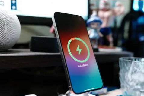 湖南苹果15换屏服务分享用什么充电器给iPhone15充电更好 